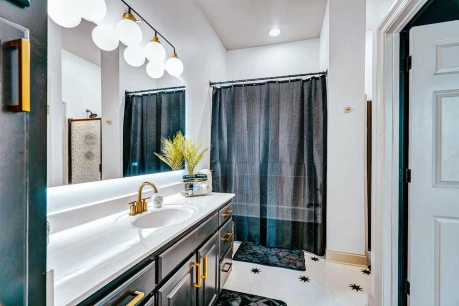 Stylish & Romantic Home, Long-Term Friendly, King バトンルージュ エクステリア 写真